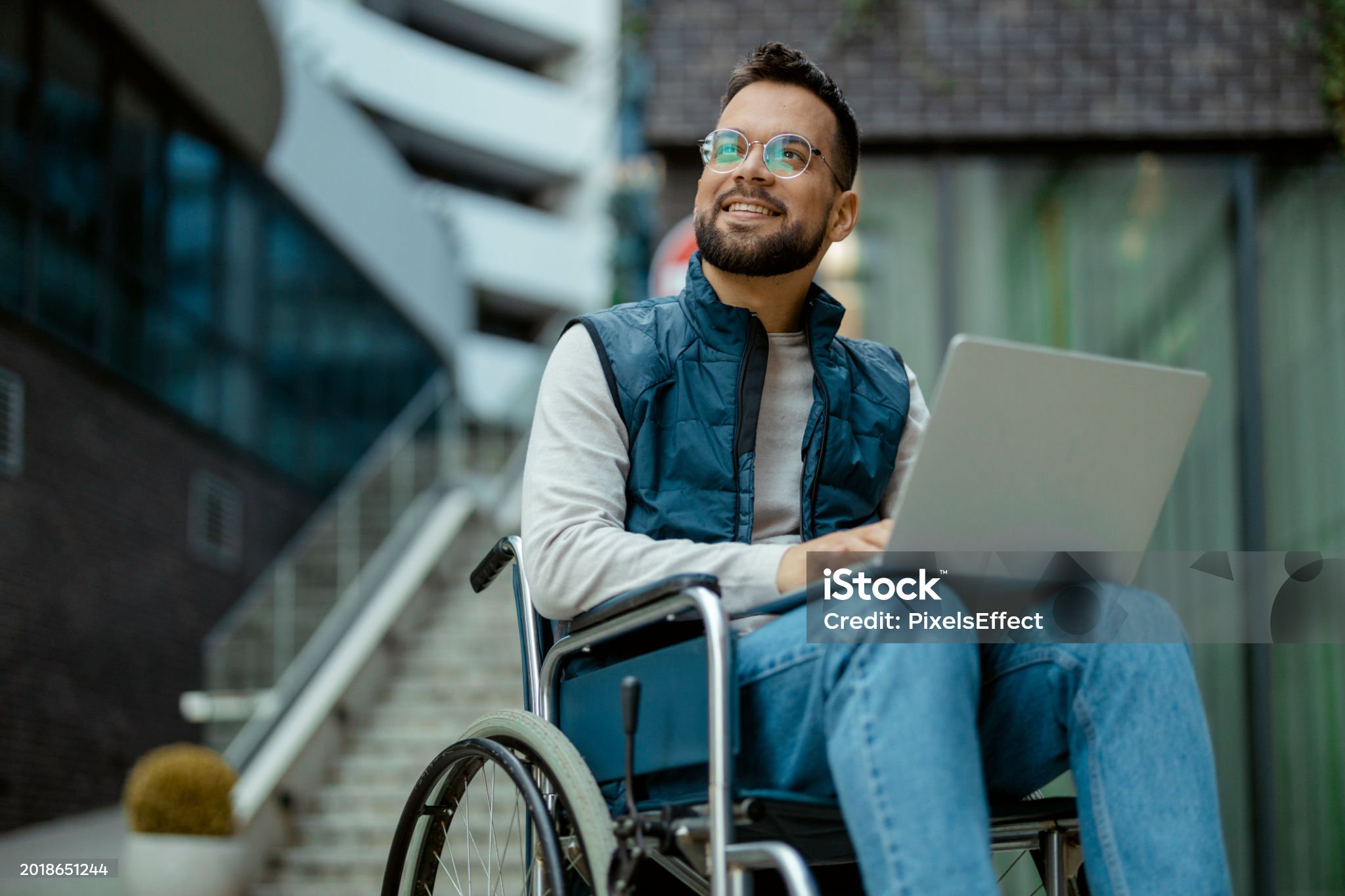Traveling with Ease: Benefits of Choosing a Lightweight Easy Fold Wheelchair